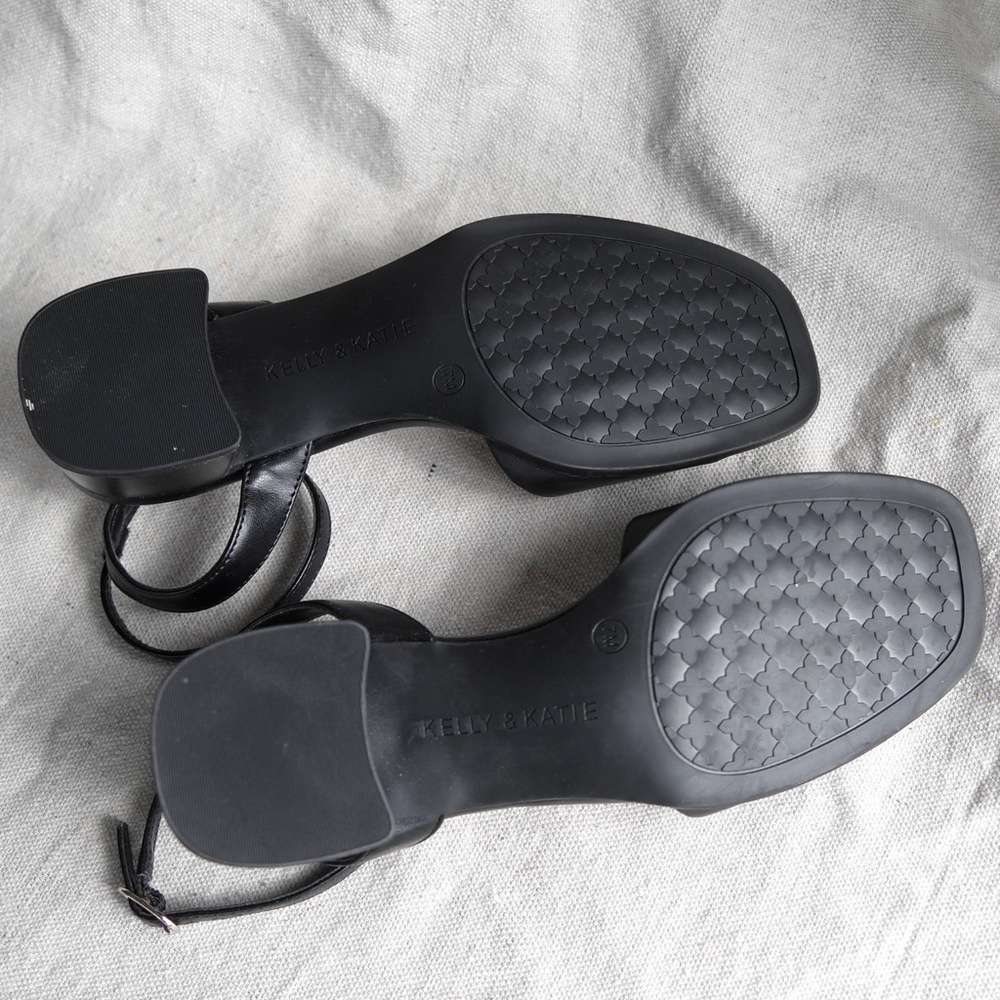 NWT Kelly & Katie Brissia Heels - Picture 3 of 8